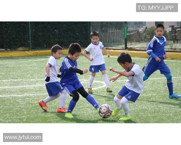 篮球球星跨界挑战足球运动的精彩瞬间与背后故事揭秘