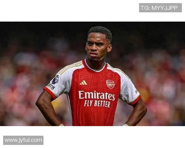 足球明星戴发卡展现独特风格引领潮流成新亮点深受球迷追捧