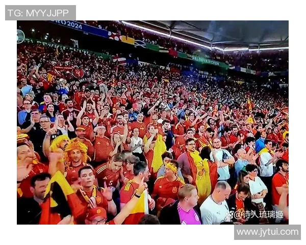 足球球星腾空跃起精准接高球展现非凡身手震撼全场 足球球星腾空跃起精准接高球展现非凡身手震撼全场