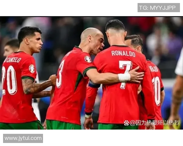 两大足球巨星巅峰对决 谁才是足坛真正的王者 两大足球巨星巅峰对决 谁才是足坛真正的王者