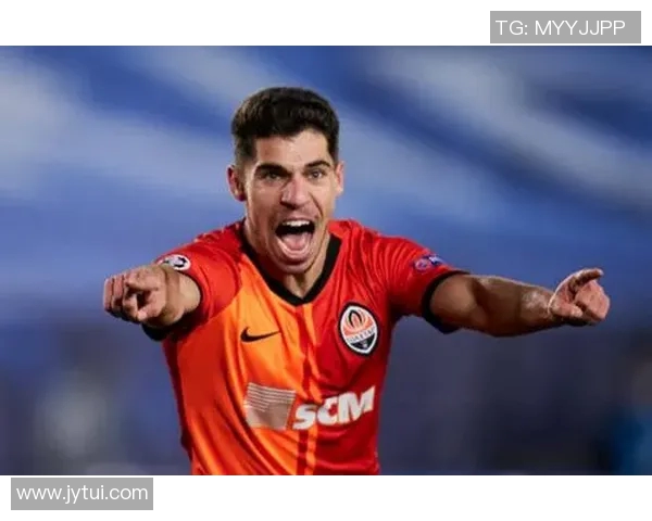 新疆足球神童崭露头角未来可期引发全国关注成新一代球场新星 新疆足球神童崭露头角未来可期引发全国关注成新一代球场新星