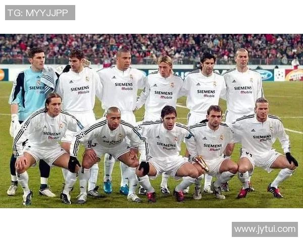 甜蜜瞬间盘点那些闪耀赛场的足球球星与恋人浪漫日常